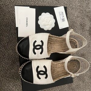 CHANEL Women's Black and Cream Espadrilles